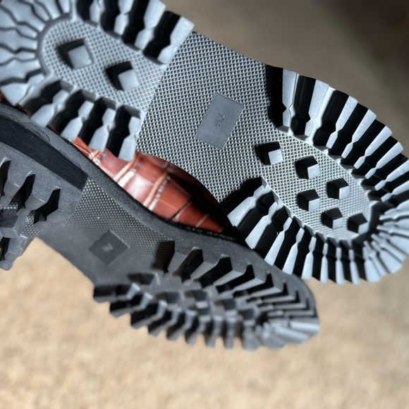 Luxurious Brown Leather Slip-On Loafers with Crocodile Texture - Picture 3 of 7